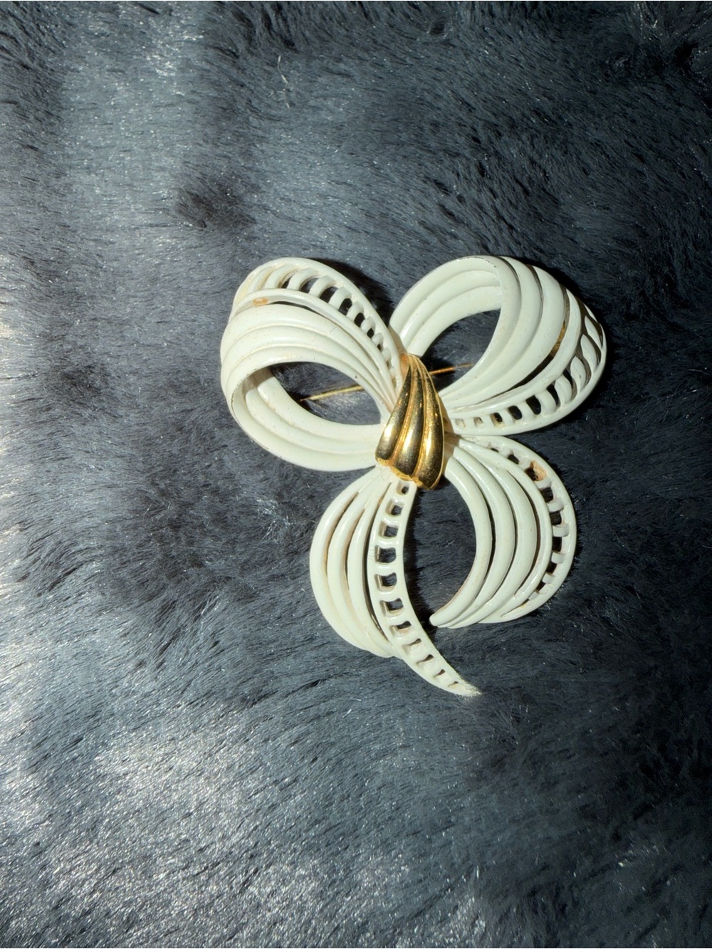 Vintage Monet Ivory Enamel Gold Tone Sculptural Bow Brooch Pin 2” - Picture 6 of 8